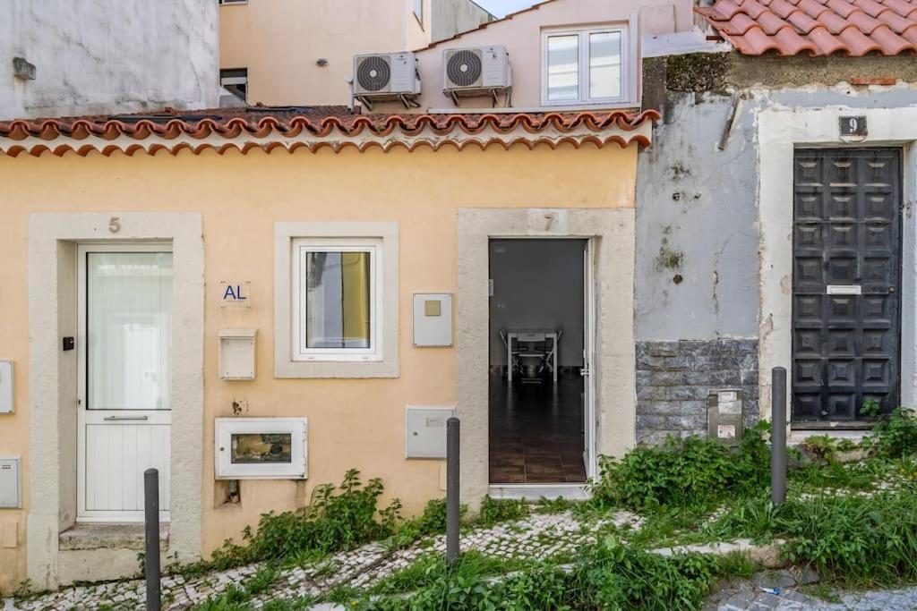 Cozy Ground Floor Studio With Ac And Loft Bedroom Lisbon Exterior photo
